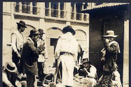 [Carretoneros almorzando en la calle]