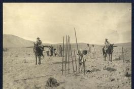 [Obreros catando minas]