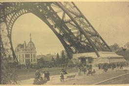[Album de la Exposición Universal de París de 1889 : Grupo de personas al pie de la Torre Eiffel]