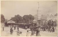 [Album de la Exposición Universal de París de 1889 : El ferrocarril Decauville (obra del ingeniero, empresario y político francés, Paul Decauville), en la Plaza de Los Inválidos]