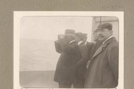 S.E. [Pedro Montt] i comitiva admirando el Estrecho [de Magallanes]