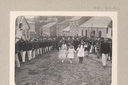 S . E. i comitiva saliendo de la Catedral [de Ancud]