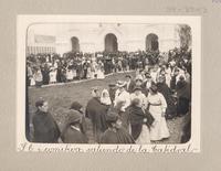 S. I. i comitiva saliendo de la Catedral