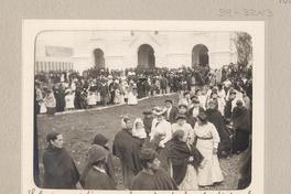 S. I. i comitiva saliendo de la Catedral