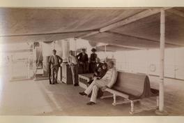 [Sara del campo de Montt y personas no identificadas en cubierta]