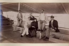 [Sara del Campo de Montt y personas no identificadas en cubierta]