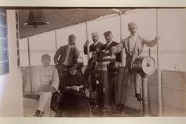 [Sara del Campo de Montt y un grupo de señores, en cubierta]