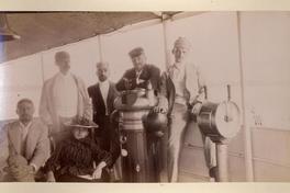 [Sara del Campo de Montt, y un grupo de señores en cubierta]