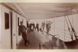 [Grupo de señores posan en la cubierta]