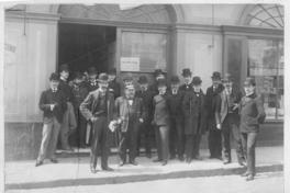 [Luis Arteaga García entre grupo de personas no identificadas]