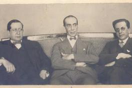 [Freire Santander al centro, junto a dos personas no identificadas]