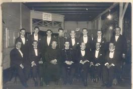 [Bernardino Abarzúa, Luis Arteaga y comandante Fermáz sentados, entre otros]