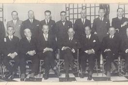 [Agustín Edwards sentado al centro y grupo no identificado]