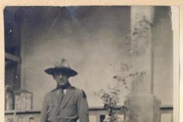 [Hombre y niño vestidos como scouts]