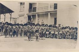 [Desfile de niños scouts, Escuela modelo brigada "Luis Arteaga", Arica, vistos de frente]