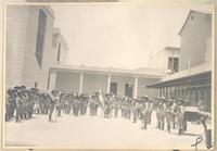 [Desfiles de scouts en Arica, parados en media luna]