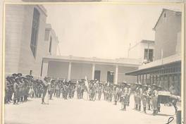 [Desfiles de scouts en Arica, parados en media luna]