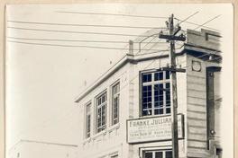 [Edificio con cartel de Franke Julián y Cía. Ingenieros (Tacna - Arica - Santiago - Valparaíso)]