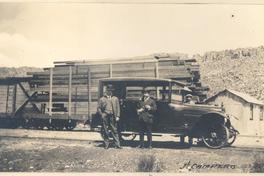 [Luis Arteaga y acompañantes fuera de automóvil negro]