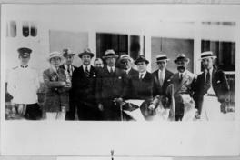 [Ernesto Barros Jarpa con grupo no identificado]