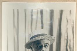 [Hombre sentado, con sombrero y bigote]