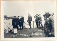 El delegado chileno se dirige a bordo del Ucayali a saludar a Santander