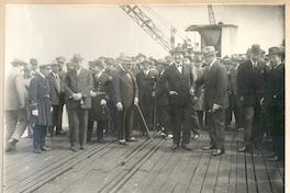 [El delegado chileno, Pershing y demás autoridades esperan en el muelle a los delegados peruanos]