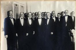 [Dennis, Lassiter, Cregere y grupo de personas no identificadas]