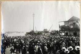 [Manifestación no identificada en el norte de Chile, en lo alto un estándarte de la Sociedad de Socorros Mutuos]