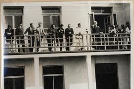 [Grupo de personas no identificadas en el balcón de un edificio y, escuchando un discurso de Agustín Edwards]