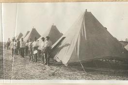 [Trabajadores peruanos afuera de campamentos]