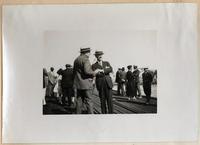 [Garay y abogado Sr. Allendes en el muelle el día en que Pershing regresa a E.U.]