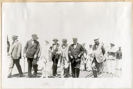 [El ministro de relaciones Sr. B. Mathieu regresa de E.U. y baja a Tierra en Arica, entre otros jnto a Agustín Edwards]