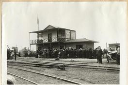 [Regreso voluntario de peruanos al norte, en un terminal de trenes]