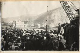 [Regreso voluntario de peruanos al norte, a la derecha se distingue a Agustín Edwards]