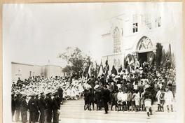 [Bendición de los estándartes que el gobierno obsequió a las escuelas del departamento de Arica]
