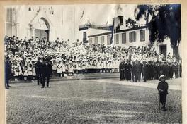 [Manifestación no identificada en Arica, a la salida de la catedral de San Marcos]