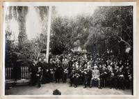 [Persona dando un discurso en conmemoración del 7 de junio, Toma del Morro de Arica, sentados en primera fila Agustín Edwards y Luis Arteaga]