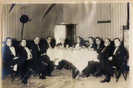 [Manifestación al Sr. Garay por su amigo al ser nombrado intendente de la provincia, entre los participantes: Ricardo Edwards, Allendes, Garay, Luis Arteaga, Jímenez y otros]