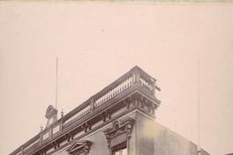 [Calle con edificio y escudo de Chile no identificado]