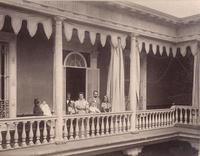 [Retrato de familia no identificada en la Intendencia de Tacna].