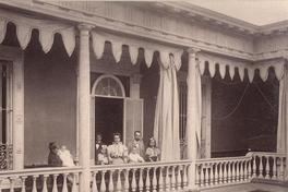 [Retrato de familia no identificada en la Intendencia de Tacna].