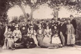 [Grupo de personas vestidos elegantemente]