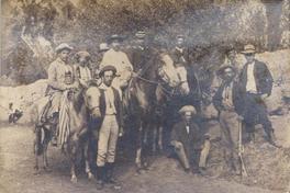 [Grupo de arrieros algunos a caballo]