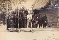 [Aborígenes no identificados junto a dos hombres blancos con cocodrilo cazado]