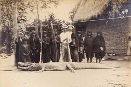 [Aborígenes no identificados junto a dos hombres blancos con cocodrilo cazado]