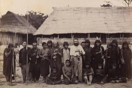 [Grupo de aborígenes no identificados, junto a hombre blanco]