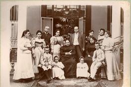 [Retrato de familia no identificada]