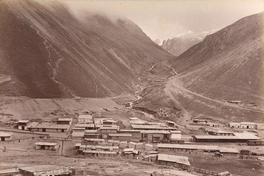 [Vista de cordillera y pueblo no identificado]