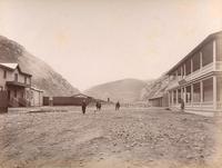 [Vista de calle de tierra y Hotel Oroya]